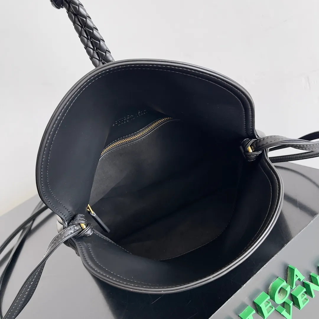 Batch 1520 Inspired by the 1970s, the Bottega Veneta women's logo shoulder bag has a smooth leather surface that brings a clean and handsome feel, just like the neatness and tenacity of a working woman. The front buckle has high-quality hardware pendant body, the overall retro elegance, and the excellent leather feels soft. This Bottega Veneta series can be described as beautiful, weakening the complexity of the outfit, not competing for it, and only using the best quality to interpret itself. Style number: 806030 (small size) Size: 27*16*6cm